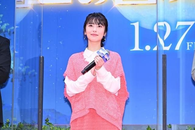 浜辺美波、主演アニメを「心が雪解けし涙が流れる」とアピール “夫”役・賀来賢人の「すごさ」も痛感