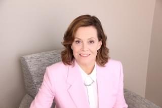 【インタビュー】現在73歳のシガニー・ウィーバー、14歳の少女をどう演じた？ 役立ったのは過去の記憶とリサーチ