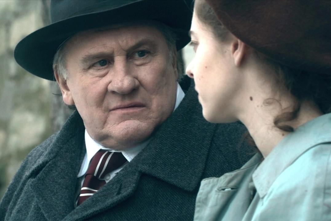 メグレ警視の驚くべき再現度 ジェラール・ドパルデュー主演「メグレと若い女の死」予告＆新場面写真