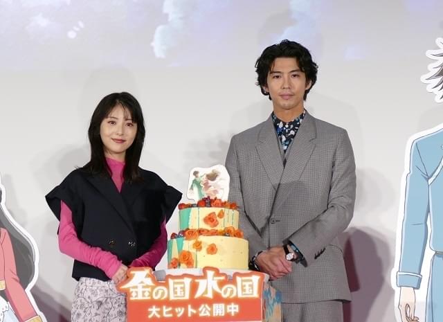 賀来賢人(右)と浜辺美波