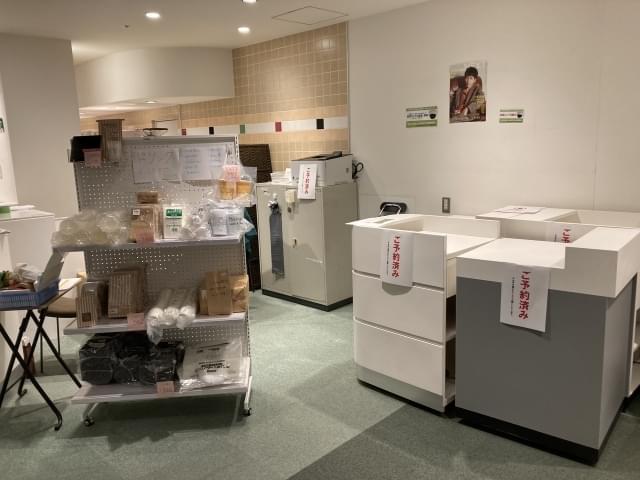 椅子のほか、各種什器も販売された