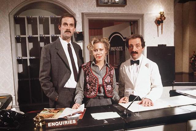 イギリスの名作シットコム「フォルティ・タワーズ」が復活！