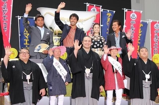 前列左から2番目：いか八朗さん。前列右から2番目が菅登未男さん