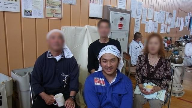 避難所での一コマ。顔見知りになり、井戸端会議に参加。苦しい状況にありながらインスタント・コーヒーで労ってくれたり人の暖かさを感じた。