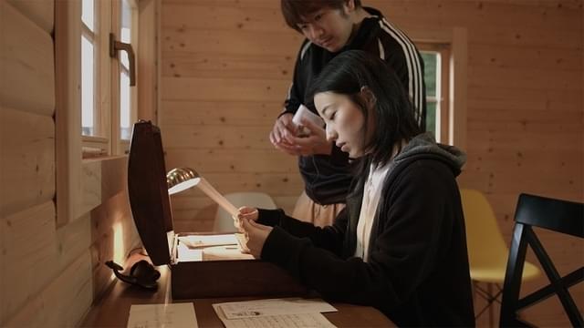 『漂流ポスト』メイキング 撮影前に手紙を読む主演・雪中梨世と、監督の清水