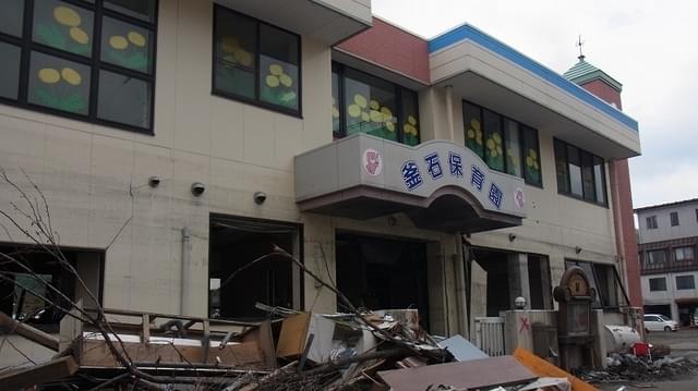 清水が瓦礫作業時に撮影。被害を受けた釜石保育園。日常が一瞬で壊れる恐ろしさを感じた。