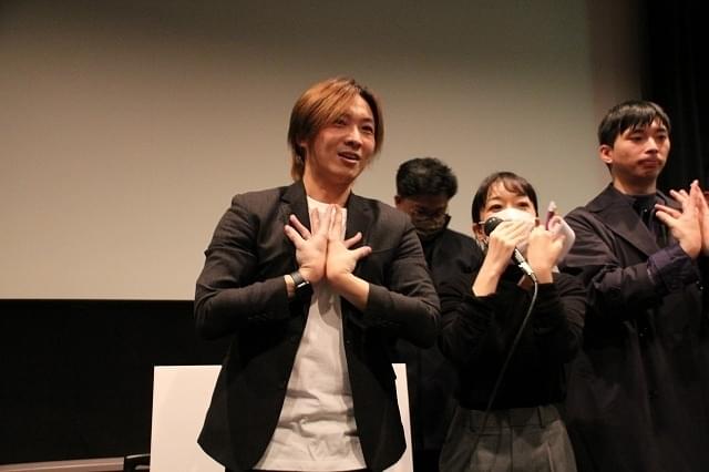 観客と記念撮影！“逆手の祈り”をレクチャーするケビン・コー監督