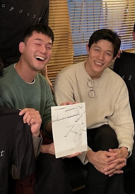 映画撮影前の顔合わせ。鈴木亮平とドリアン