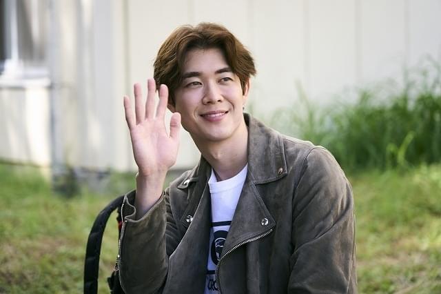 劇中の龍太(宮沢氷魚)が、浩輔(鈴木亮平)に手を振る