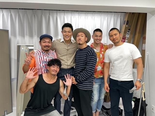 映画撮影前の顔合わせ。左からしゅうへい(インタビューは不参加)、コウタ、鈴木亮平、ヨウ、ドリアン、やす(インタビューは不参加)
