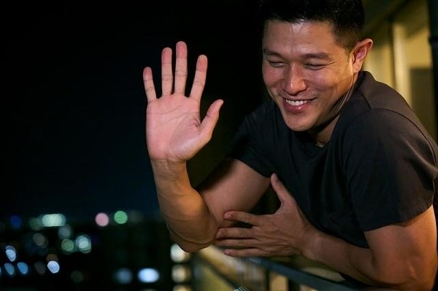 劇中の浩輔(鈴木亮平)が、マンションから帰る龍太(宮沢氷魚)に手を振る