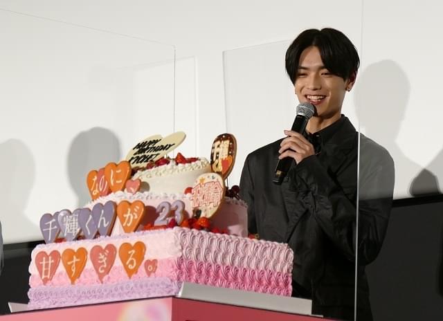 「なにわ男子」高橋恭平、誕生日サプライズに感激！ 23歳の目標は「知的キャラ」
