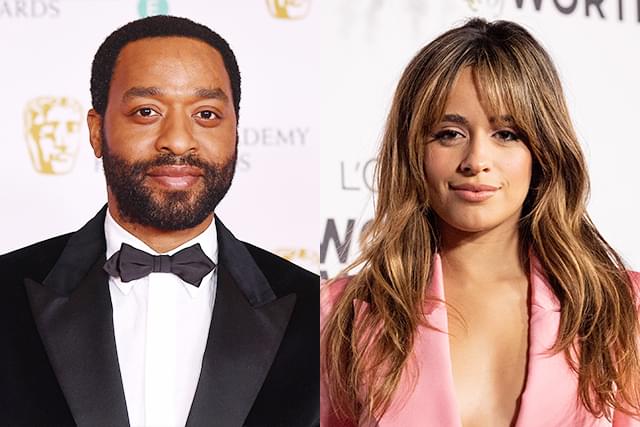 (左から)キウェテル・イジョフォー、カミラ・カベロ