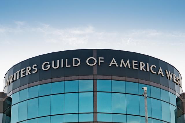 ストに備えるハリウッド 脚本家組合と監督組合が対決姿勢