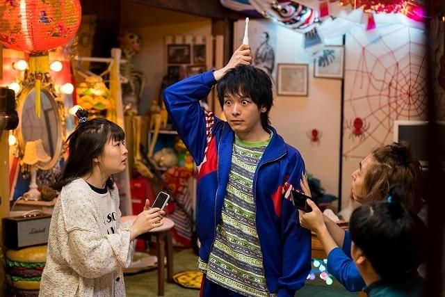 中村倫也、Wifiになる 伊藤沙莉×日村勇紀×柄本時生「宇宙人のあいつ」場面写真披露