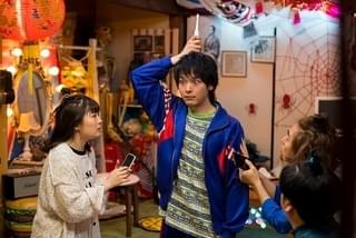 中村倫也、Wifiになる 伊藤沙莉×日村勇紀×柄本時生「宇宙人のあいつ」場面写真披露