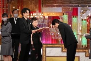 【第46回日本アカデミー賞】松村北斗が話題賞を受賞 プレゼンター菅田将暉「俳優として刺激を受けた」