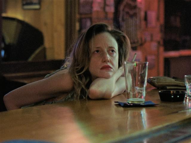 宝くじに高額当選したが酒に溺れ、放浪するシングルマザーを演じる