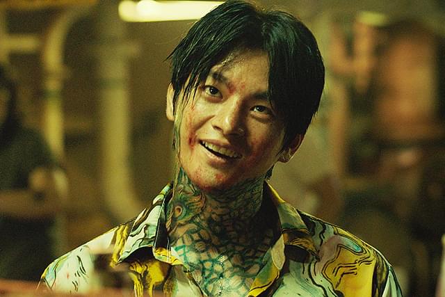 ソ・イングクの血まみれのキラースマイルに震えあがる！ 「オオカミ狩り」新場面写真披露