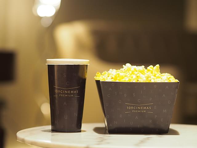 WELCOME CONCESSIONでは、こだわりのポップコーンやソフトドリンクを提供