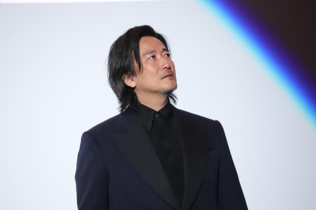 涙ぐむ紀里谷和明監督