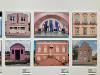 「ウェス・アンダーソンすぎる風景展」アメリカ、欧州、日本、そして北朝鮮まで！世界の風景約300点を紹介