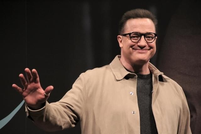 最初はメガネ姿で登場