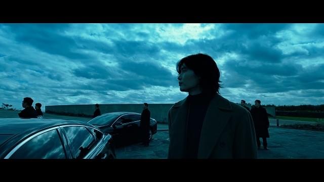 イ・ジョンソク、5年ぶりスクリーン復帰作の初登場シーン入手！ 「THE WITCH 魔女 増殖」安藤忠雄建築・グラスハウスも登場