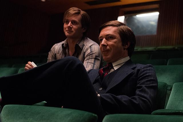 右がジョン・リード（演：エイダン・ギレン）