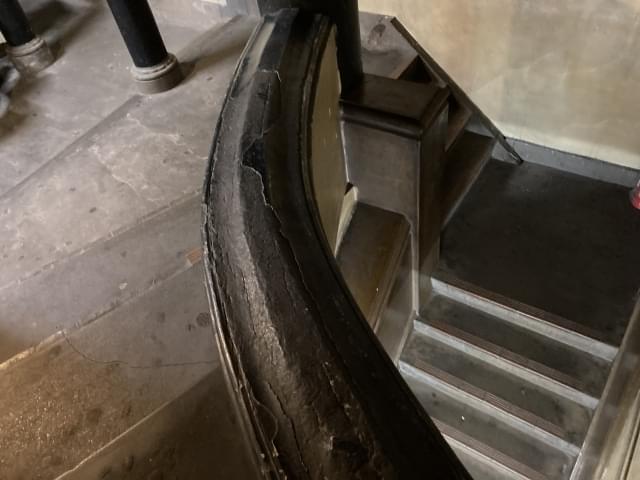 年季の入った階段と手すりも味わい深い