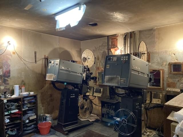 映写室内。これまで一体何本の映画が上映されたのでしょうか