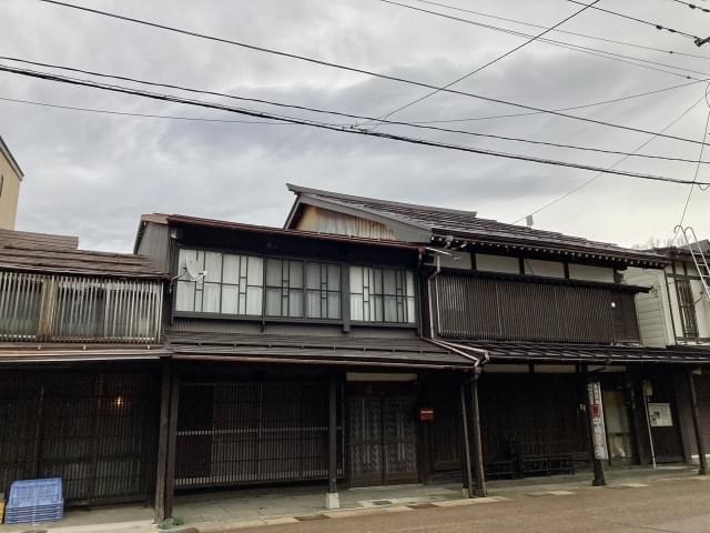 雁木という長い庇（ひさし）が続く。一帯が映画のセットのような旧市街