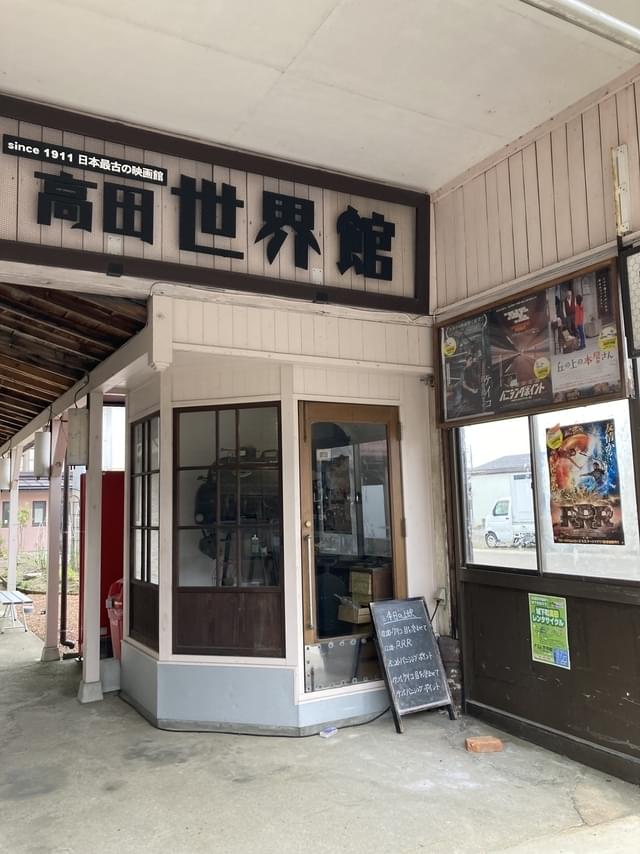 こちらで上映作品のポスターをチェック。古い映写機がディスプレイされています