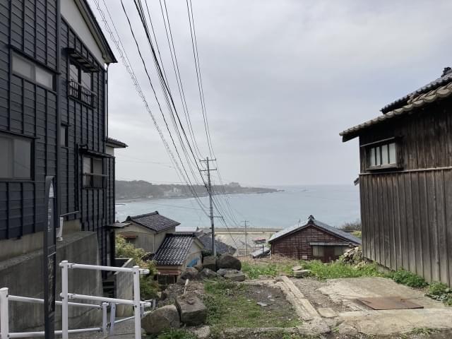 古い建物が並ぶ美しい町並み。海が見える