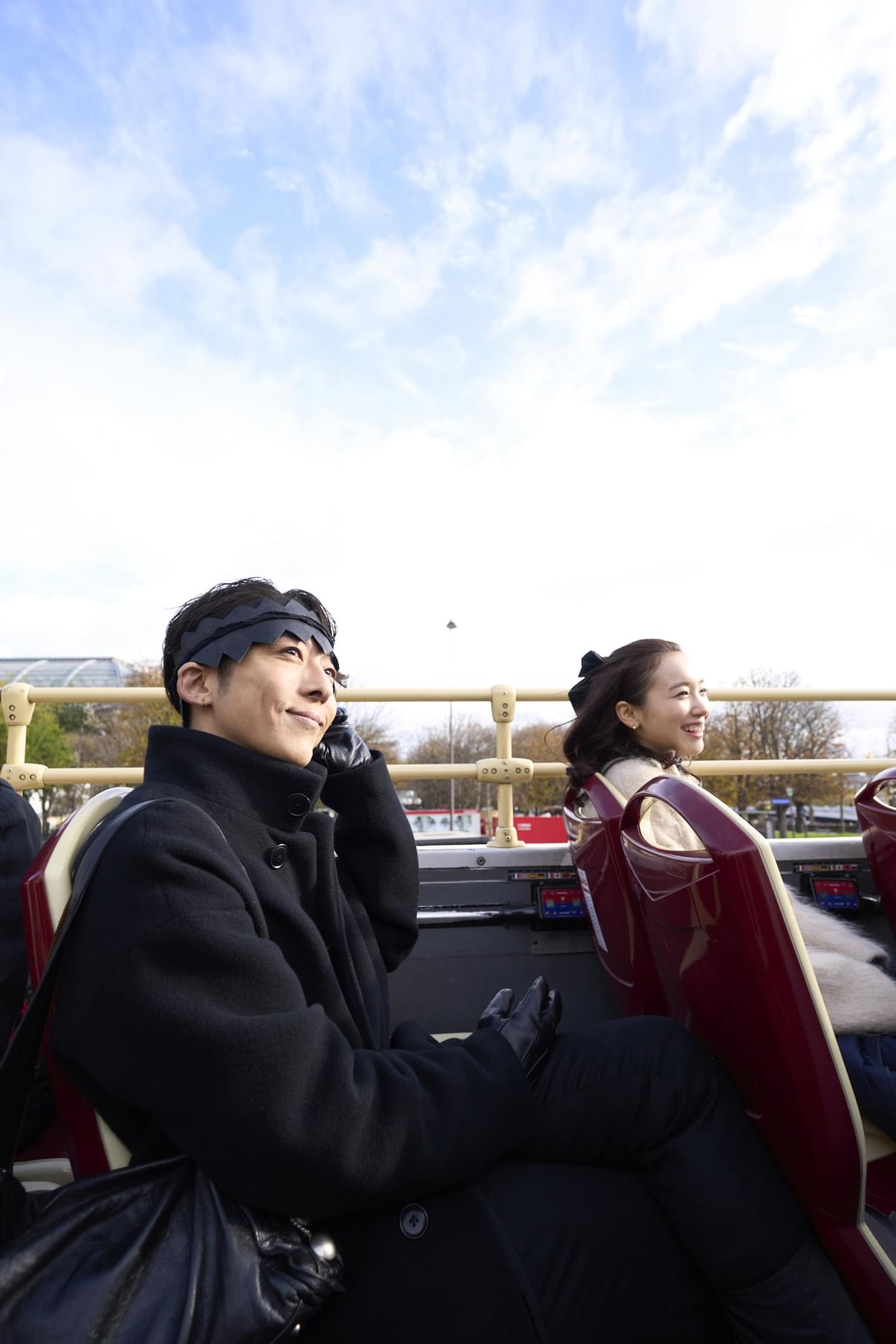 ルーヴルやパリ市街地を往く高橋一生＆飯豊まりえ、優美に佇む木村文乃＆長尾謙杜 映画「岸辺露伴」貴重なメイキング＆オフショット