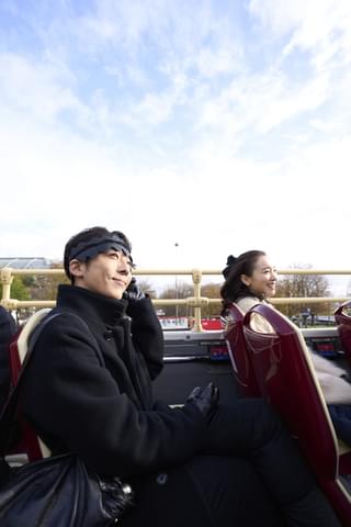 ルーヴルやパリ市街地を往く高橋一生＆飯豊まりえ、優美に佇む木村文乃＆長尾謙杜 映画「岸辺露伴」貴重なメイキング＆オフショット