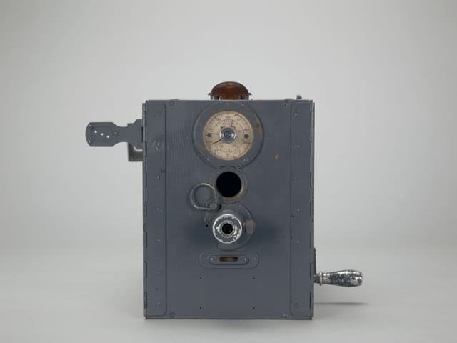 アンテルヴュー カメラ。旧蔵者が木製のボディに塗装を施している