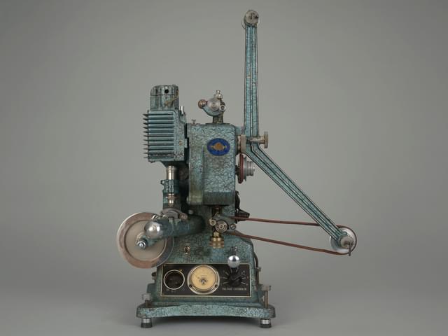 国際トーキー 17.5mm 映写機 A 型。17.5ミリフィルムという短命規格の機材が現存しているのは珍しい