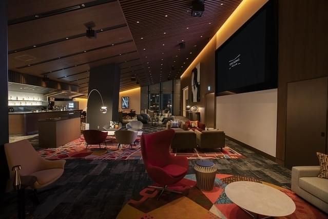 上映まで坂本さんによるサウンドを楽しめるメインラウンジ