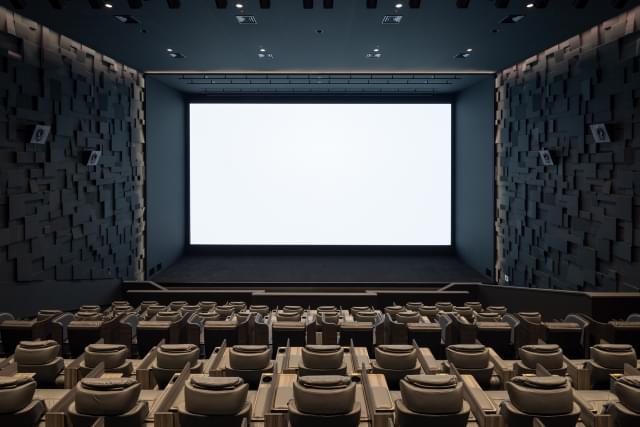 全シアターに坂本龍一さん監修の音響システム「SAION -SR EDITION-」を導入