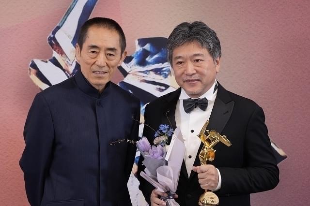 チャン・イーモウ（左）、是枝裕和（右）