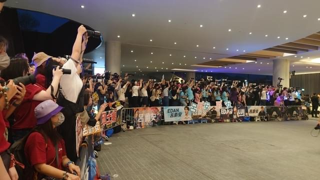 MIRRORの到着を待つファン