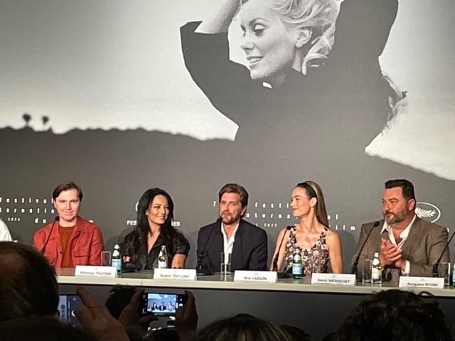 「逆転のトライアングル」で2度目のパルムドールを受賞した審査委員長のリューベン・オストルンド(中央)