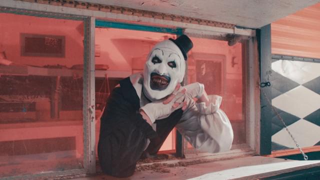 「クラウンカフェ」で客を出迎える姿