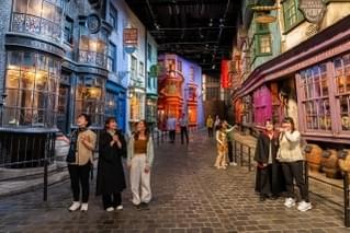 【完全再現】「ハリー・ポッター」体験型施設、名場面とともにリアルなセットを一挙紹介！