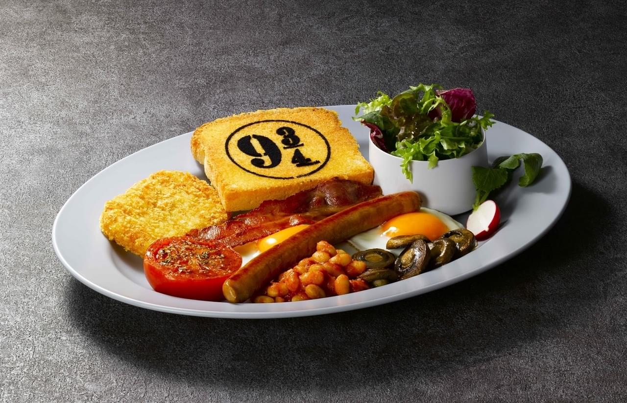 「ハリー・ポッター」体験型施設のフードラインナップ発表 寮別プレート、ヘドウィグのケーキも！