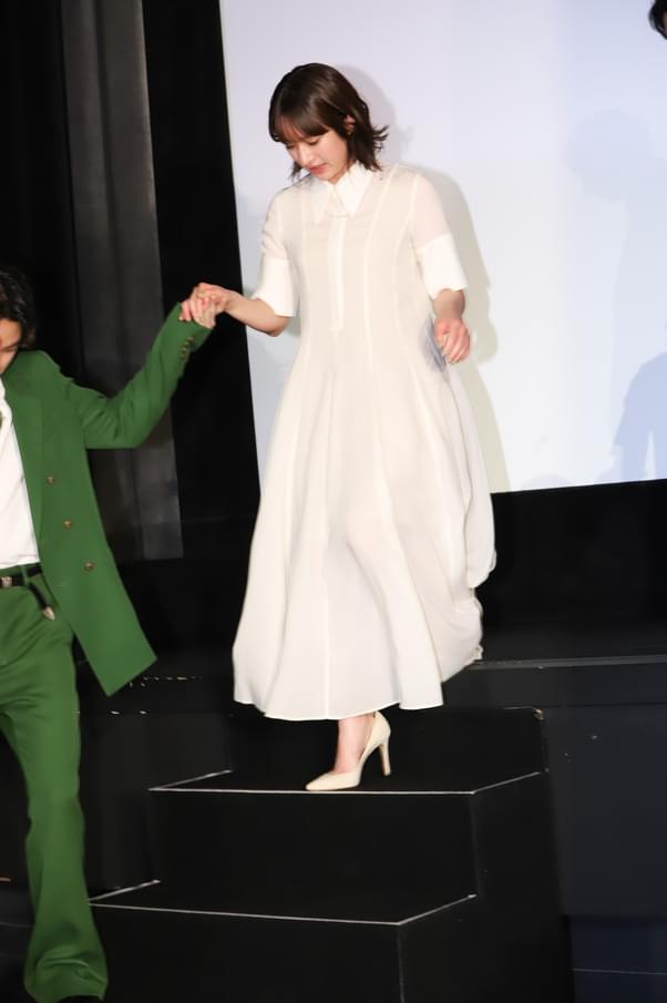 降壇時、磯村にエスコートされる門脇