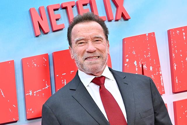 シュワルツェネッガー、引退のブルース・ウィリスを「偉大なスター」とねぎらう