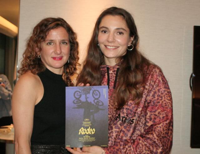 ローラ・キボロン監督（右）と、共同脚本を担当したアントニア・ブルジ