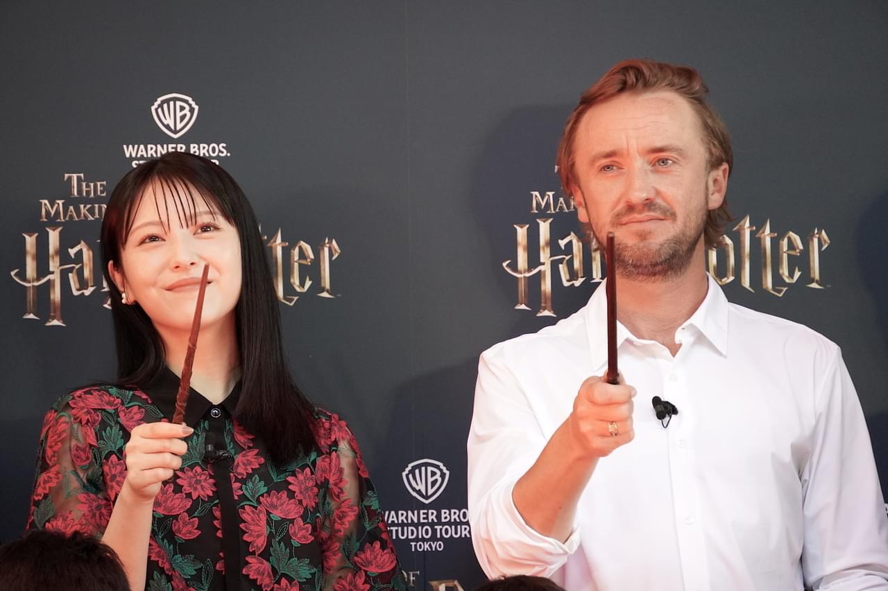 「ハリー・ポッター」体験型施設がオープン！ 浜辺美波、マルフォイ役のトム・フェルトンと笑顔でテープカット
